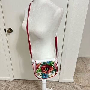Beaded floral white/red crossbody mini bag with zip closure